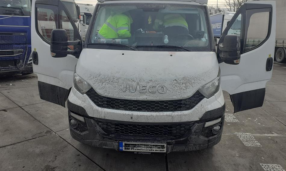 Celníci kontrolují  dodávku