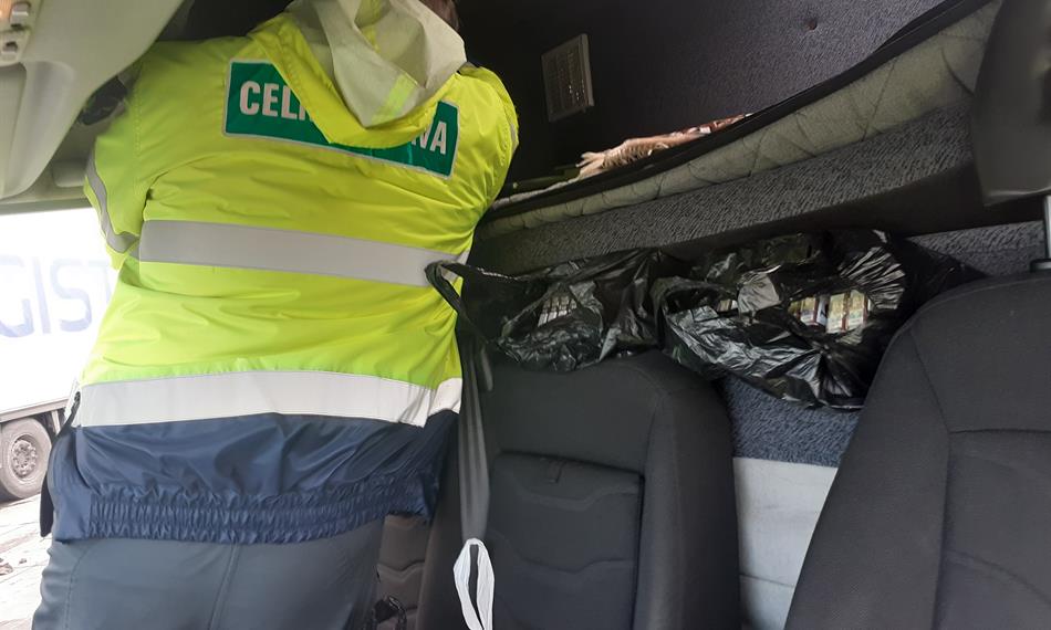 Celník kontroluje kabinu řidiče