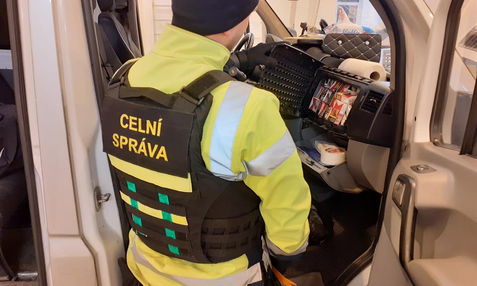 celník našel cigarety v palubní desce