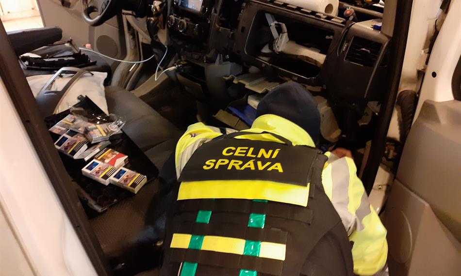 Celník kontroluje kabinu řidiče 2