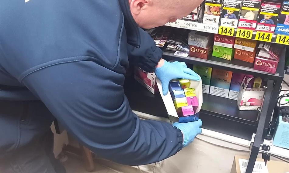 celník vytahuje krabici z pod pultu