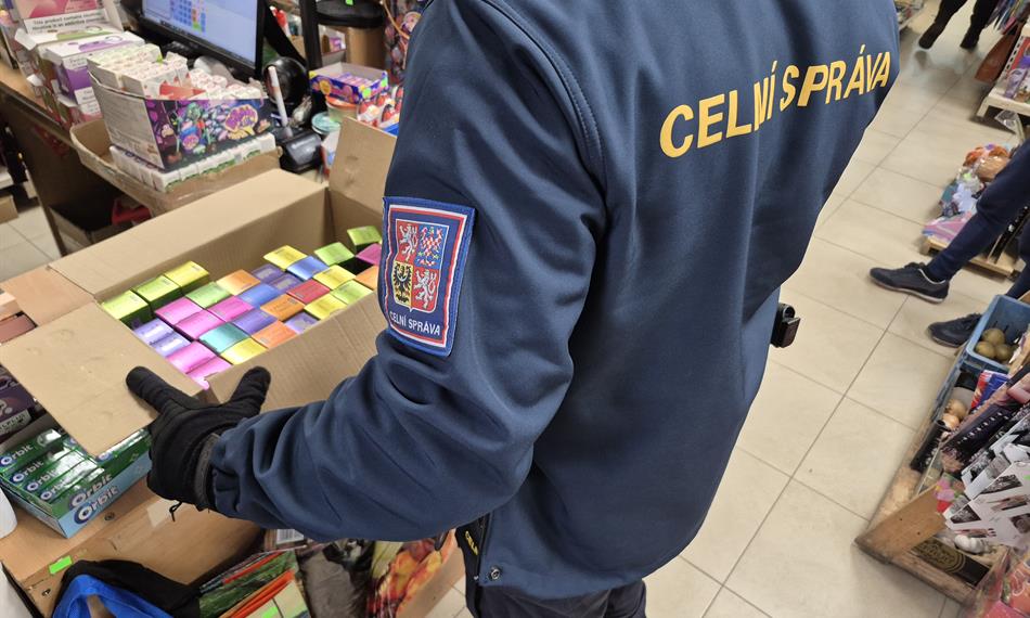 celník drží krabici s el. cigaretami