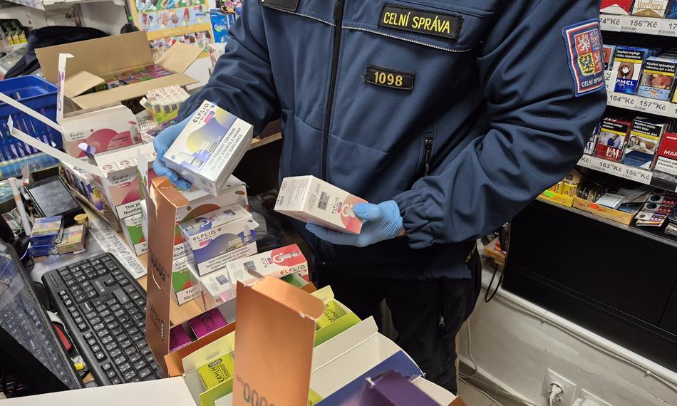 celník vytahuje náplně do el. cigaret