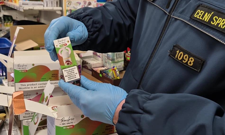 celník drží náplň do el. cigarety