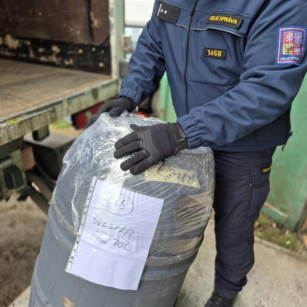 celník nakládá sud s kvasem