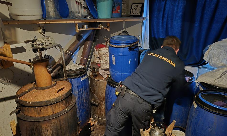 celník prohlíží sudy s kvasem