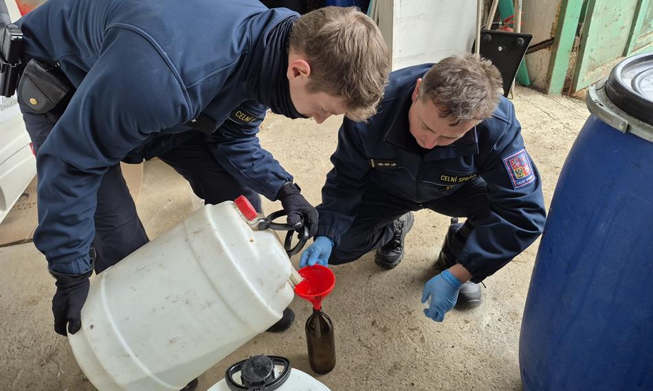 celníci odlívají vzorek destilátu