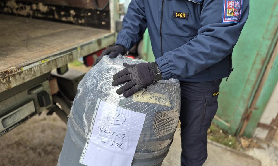 celník nakládá sud s kvasem