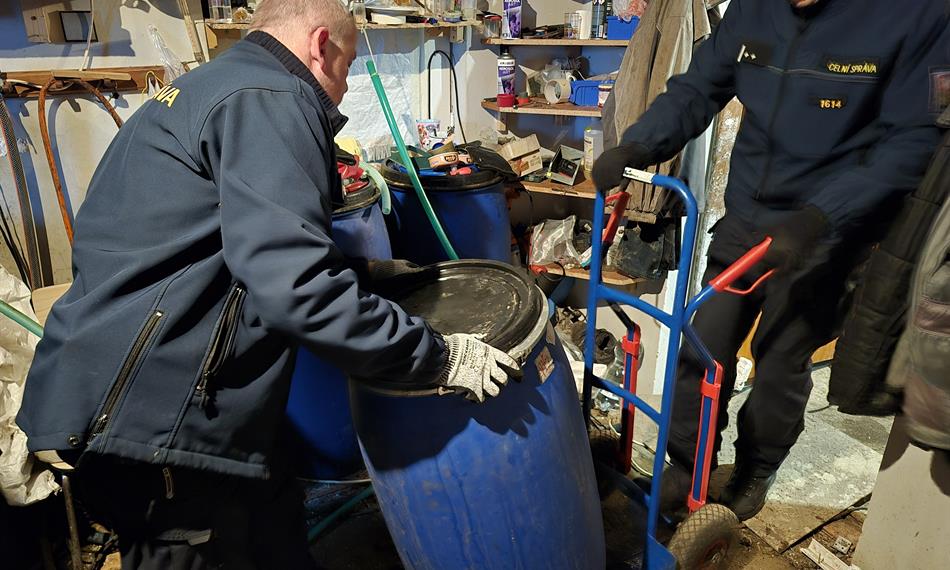 celníci převáží sudy s kvasem