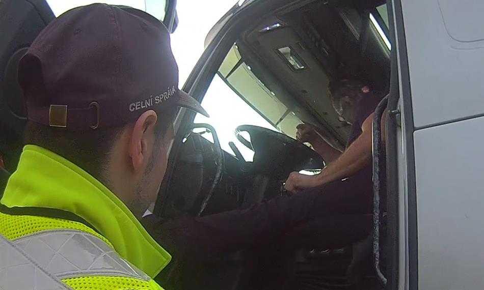 celník mluví s řidičem kamionu