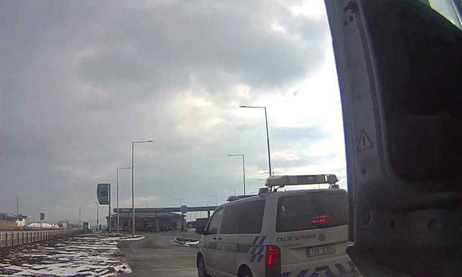 Vozidlo celníků u kamionu