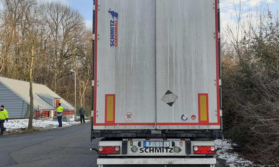 Kamion pod dohledem celníků