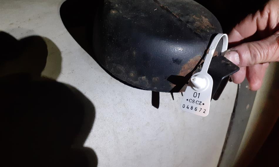 zaplombovaná nádrž kamionu