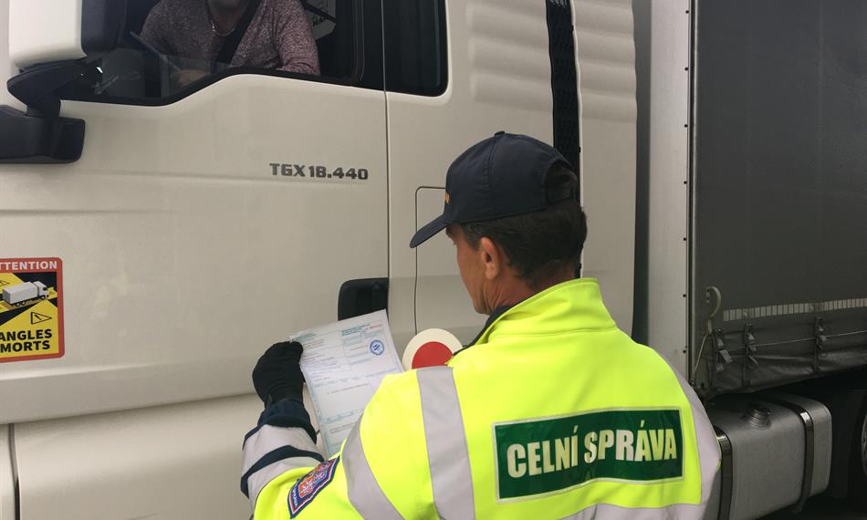 celník kontroluje doklady k nákladu