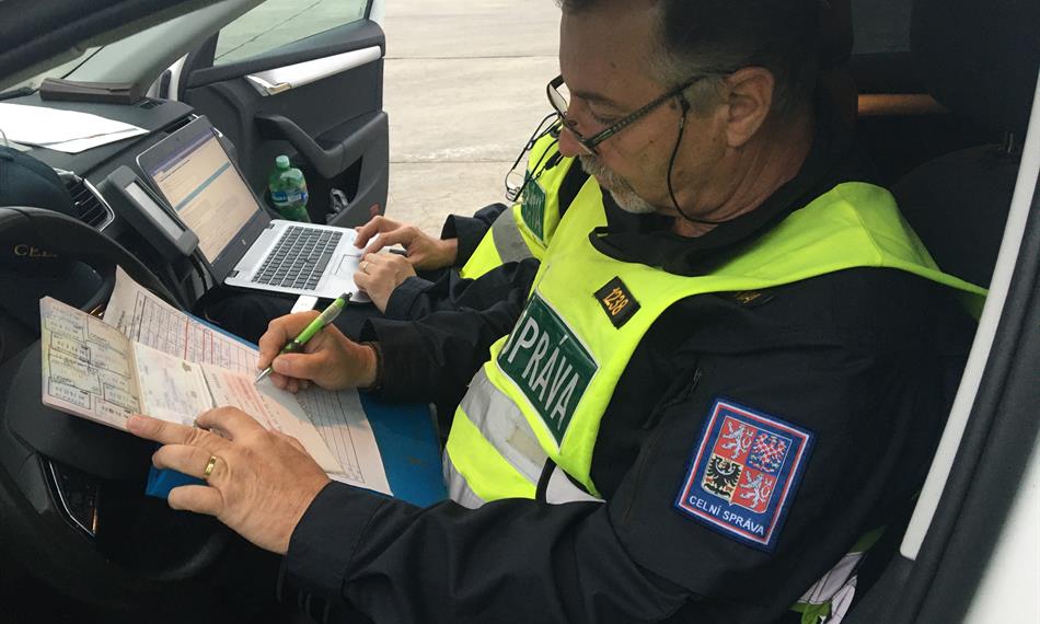 celník v sutě sepisuje protokol