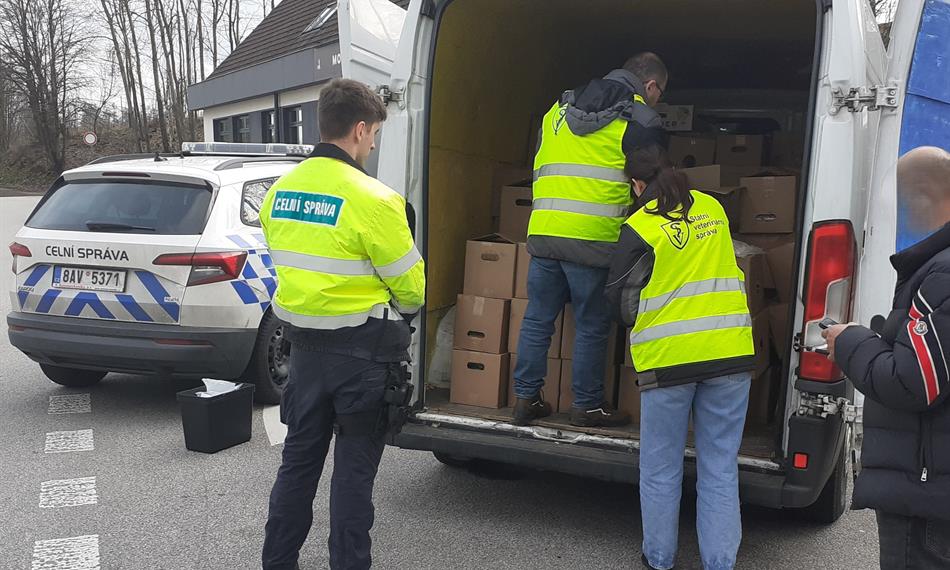 Celník s veterináři u otevřené dodávky