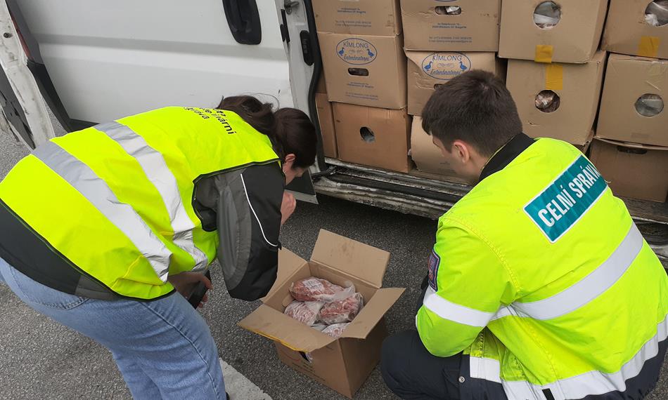 celník s veterinářkou otvírají krabici s masem