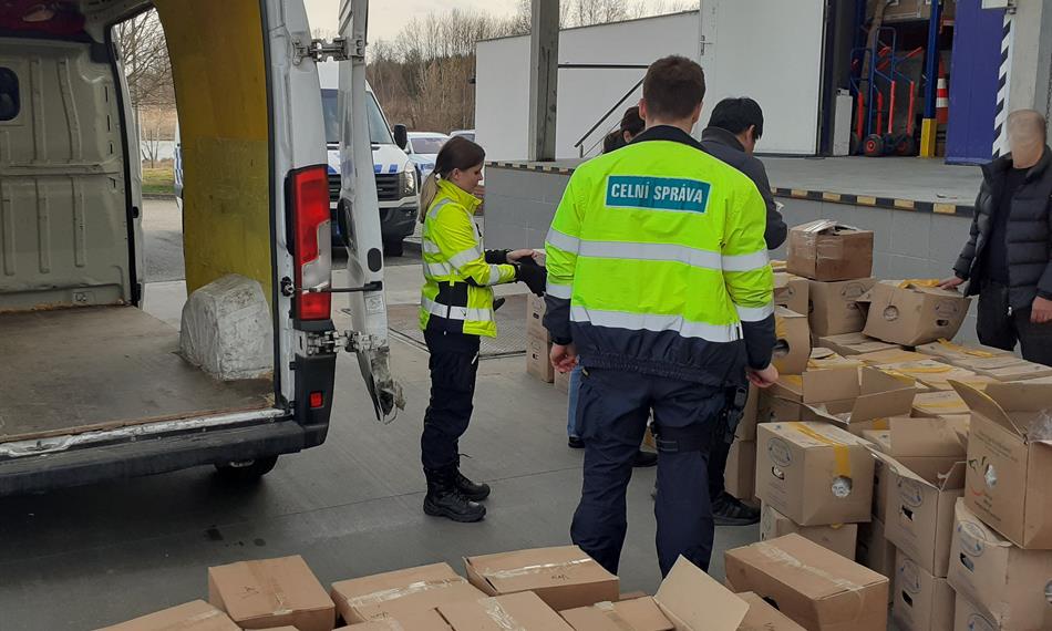 celníci vyložili veškeré zboží 