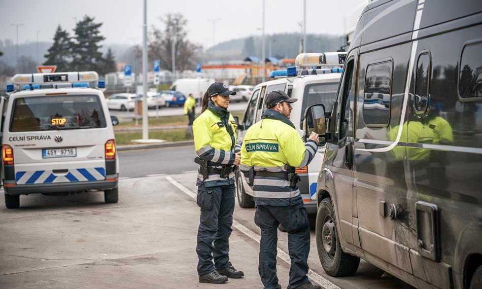 celníci kontrolují