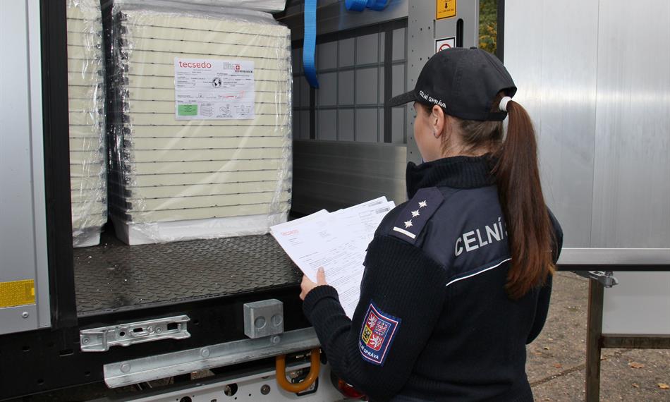 celník kontroluje náklad