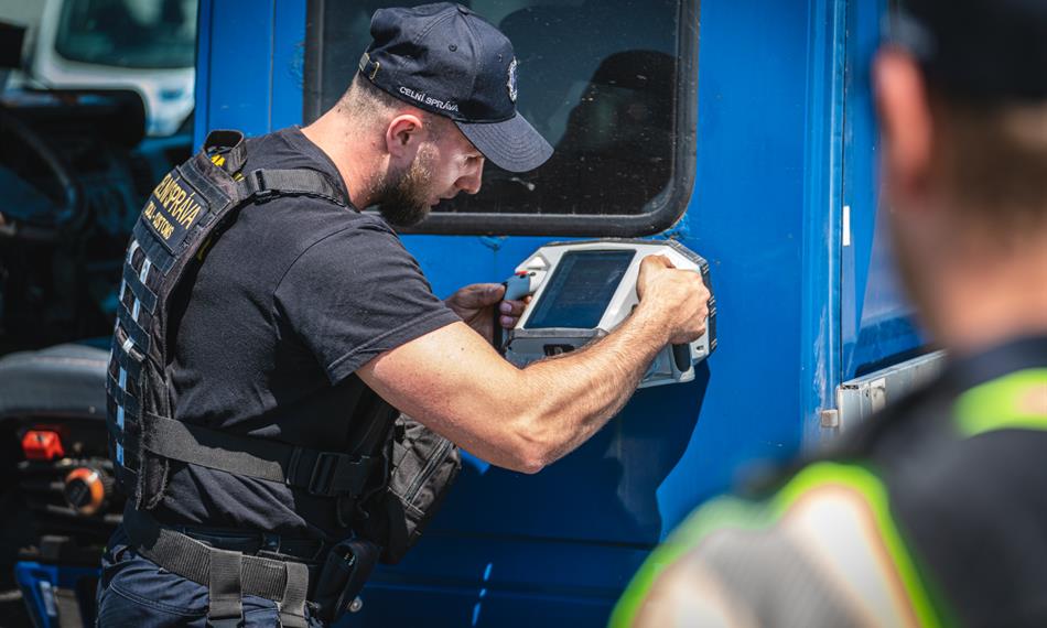 celník skenuje vozidlo