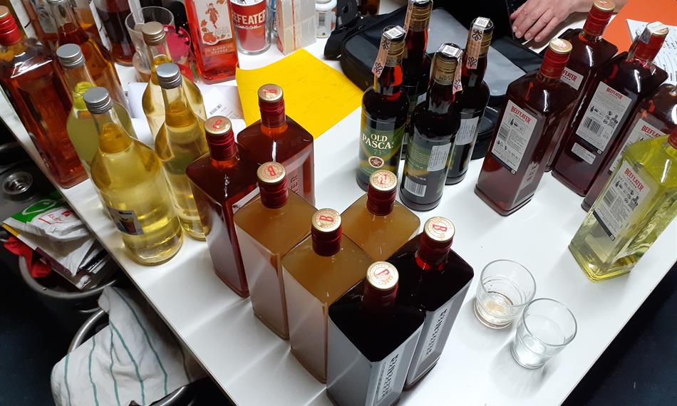 Lahve s nelegálním alkoholem