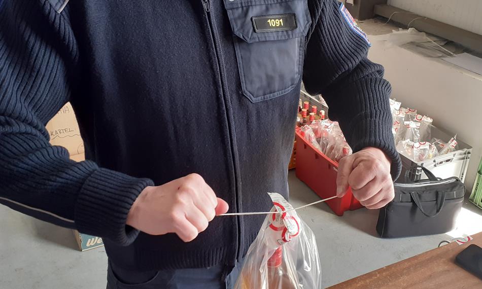 celník odebírá vzorky alkoholu 3