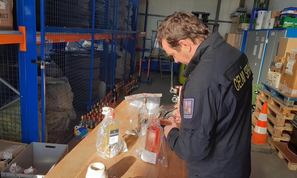 celník odebírá vzorky alkoholu 2