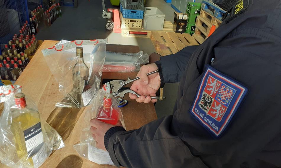 celník plombuje odebrané vzorky