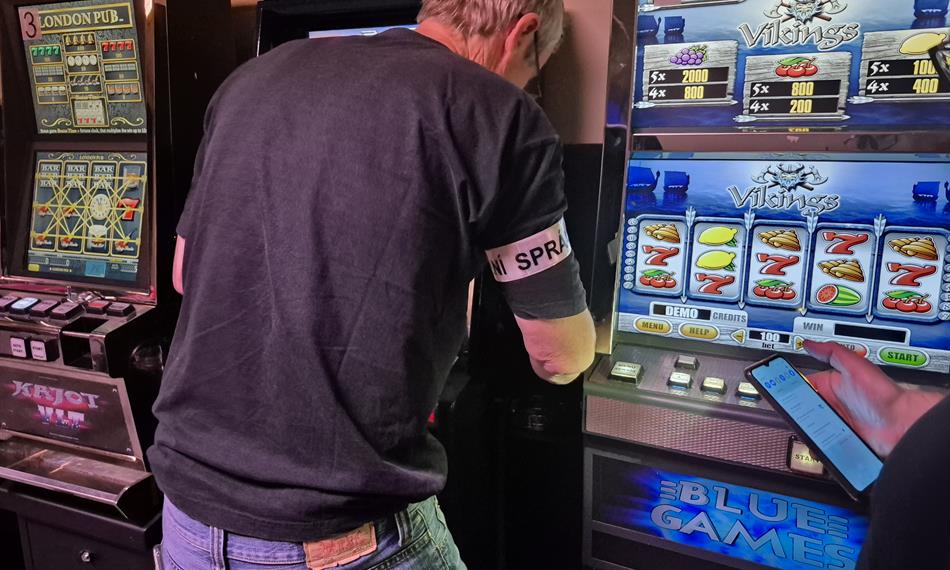 celník odemyká automat
