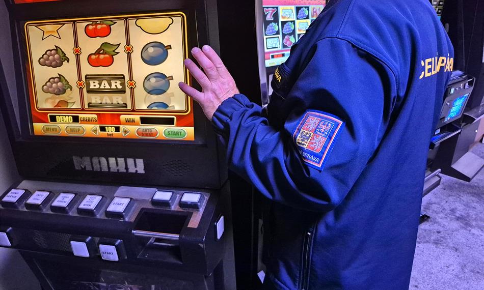 celník otvírá automat