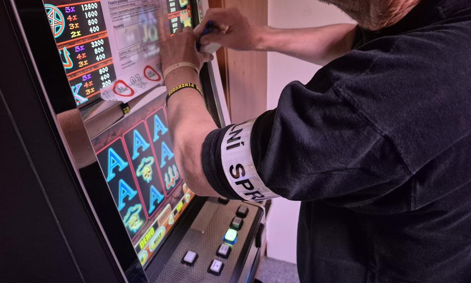 celník lepí na automat prorokol