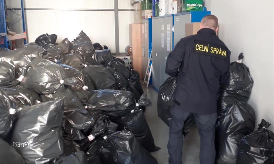 celník nese do skladu pytel se zbožím
