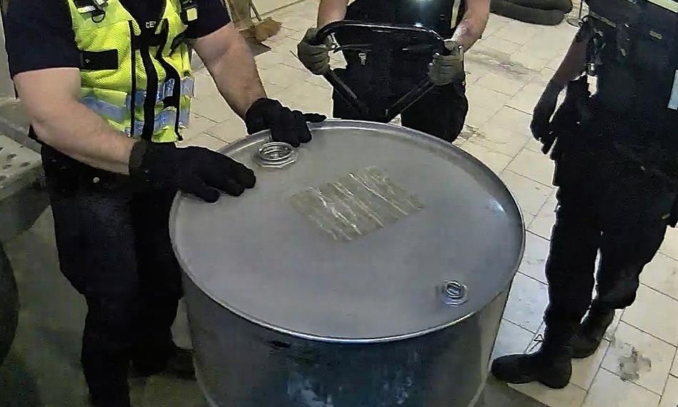 celníci vytáhli sud z dodávky