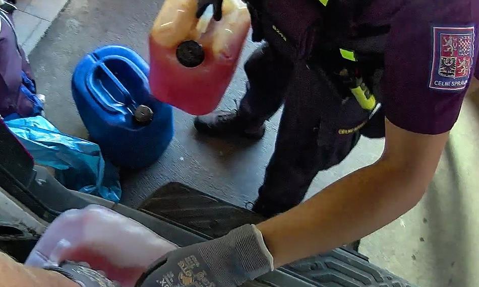 Celník přebírá kanystry s naftou