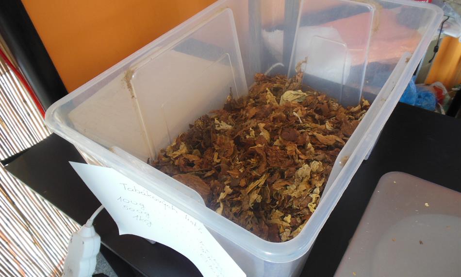 2014-12-12-1034Plastový_box_s_tabákovými_listy.JPG