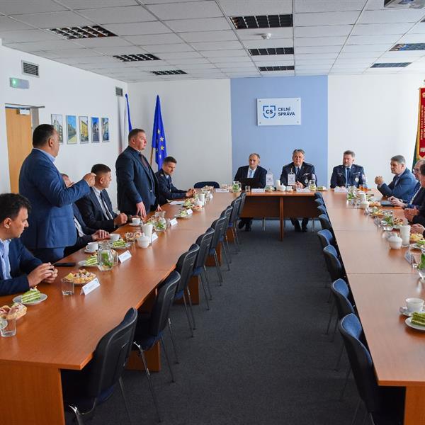 jednání v zasedací místnosti celního pracoviště v Hradci Králové