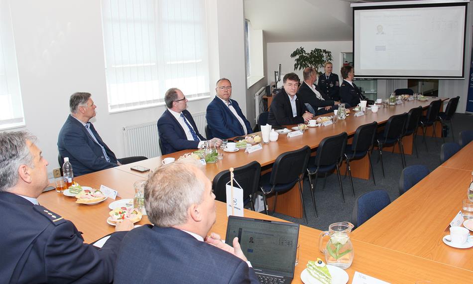 jednání v zasedací místnosti celního pracoviště v Hradci Králové