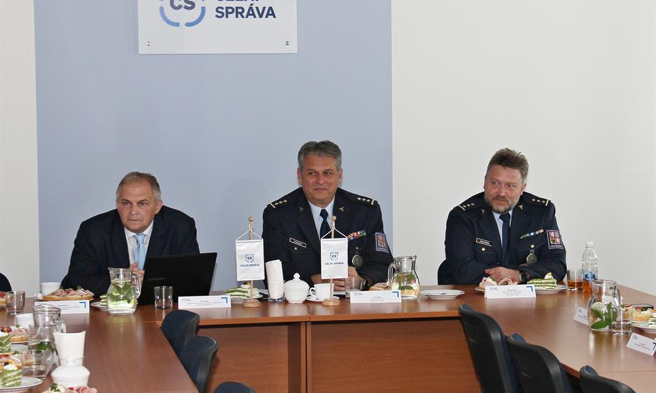 jednání v zasedací místnosti celního pracoviště v Hradci Králové