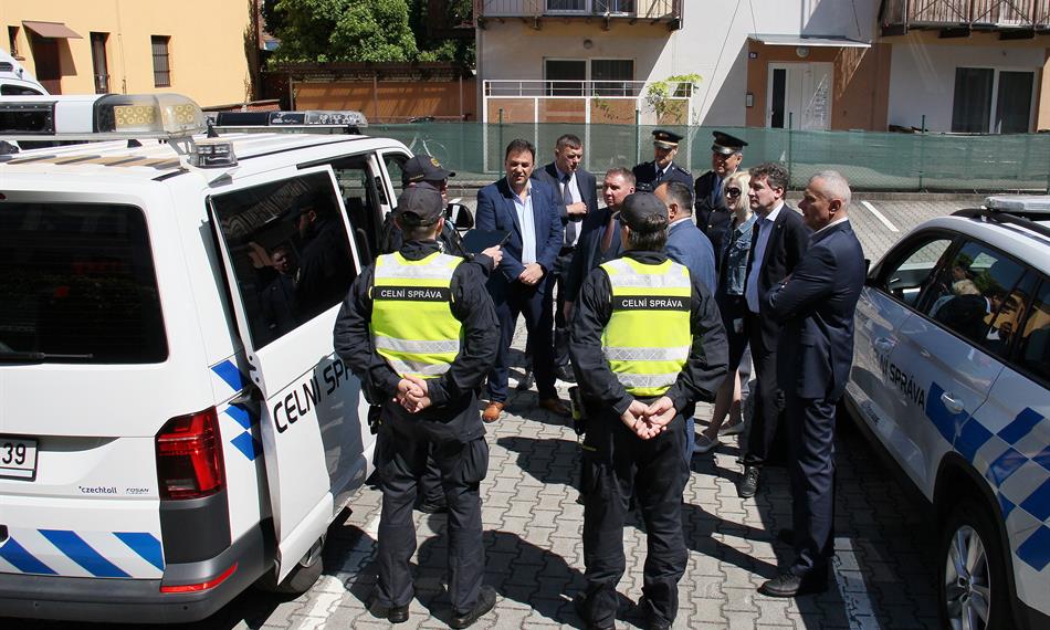 představení ukázky techniky používané celníky ve výkonu služby