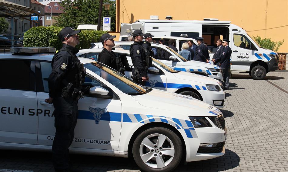 představení ukázky techniky používané celníky ve výkonu služby