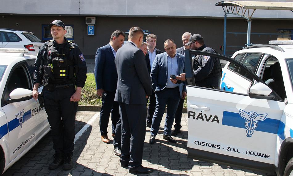 představení ukázky techniky používané celníky ve výkonu služby