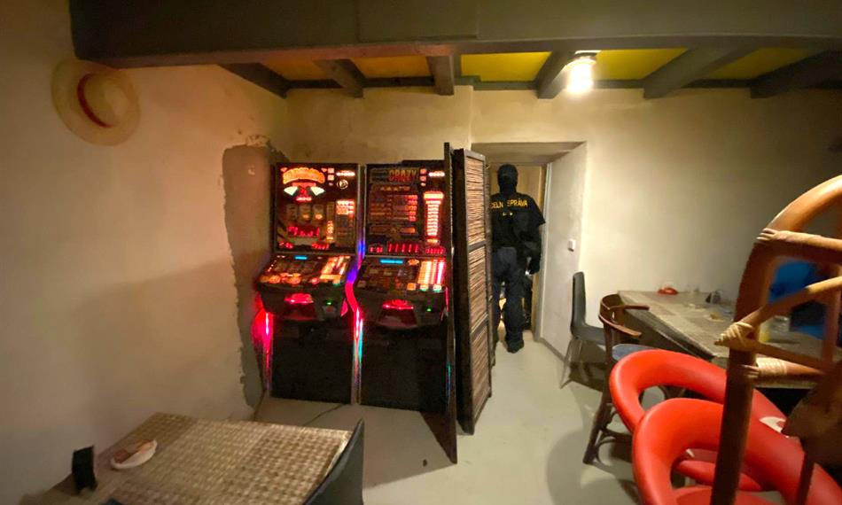 celník a nelegální výherní herní přístroje