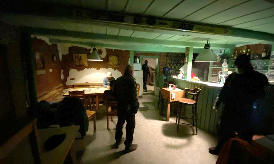 celníci při kontrole provozovny pohostinství