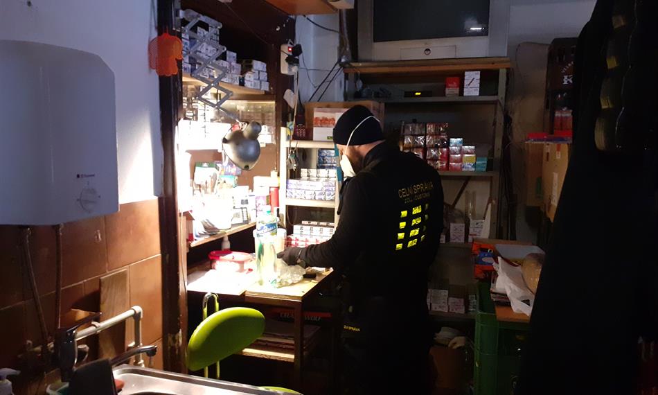 celník provádějící kontrolu