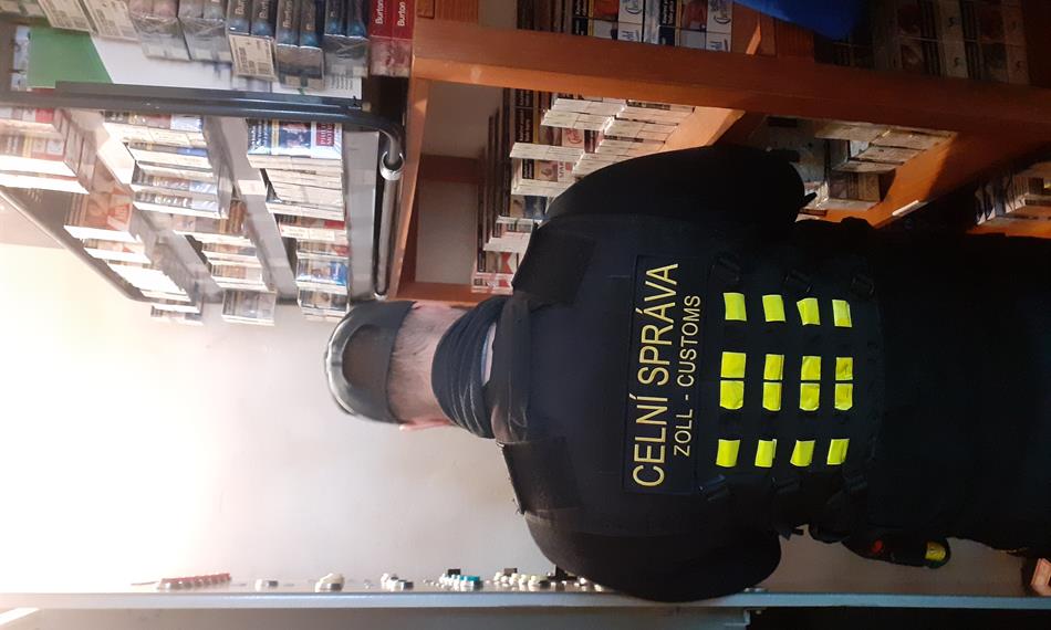 celník provádějící kontrolu skladovaných cigaret