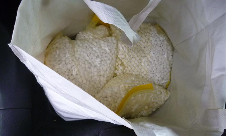 Taška plná tablet léku Cirrus