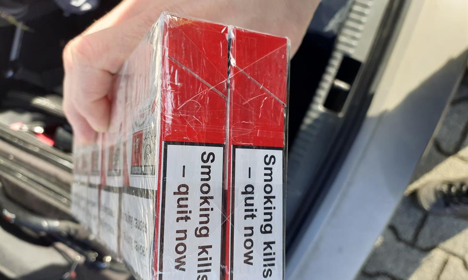 Detail nekvalitního provedení krabiček cigaret