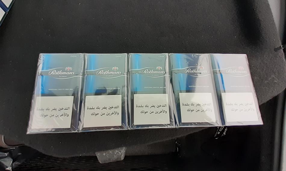 Karton cigaret s arabskými znaky