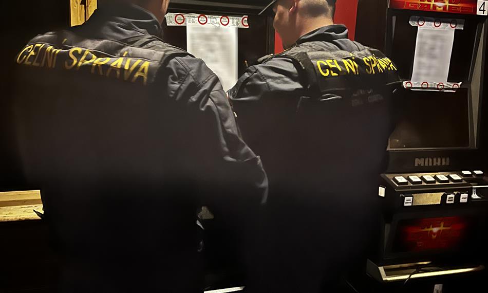Příslušníci Celní správy ČR u technického herního zařízení.